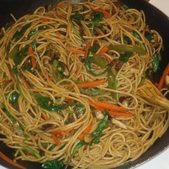 A picture of Easy Veggie Lo Mein.