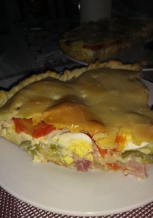 Una foto de Tarta de jamón, queso, tomate, cebollas y morrón