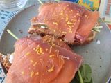 Tosta de salmão fumado