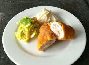 Una foto de Cordón Blue de Pollo con Puré y Ensalada Refrescante