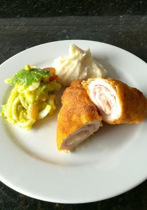 Una foto de Cordón Blue de Pollo con Puré y Ensalada Refrescante