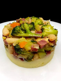 Una foto de Timbal de habichuelas con puré de patata brócoli y jamón