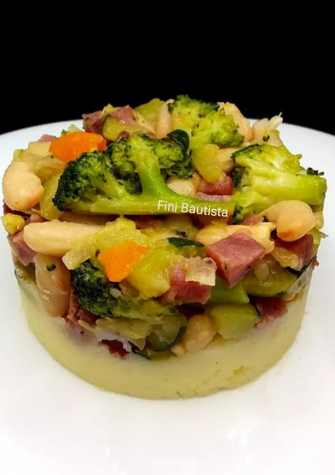 Una foto de Timbal de habichuelas con puré de patata brócoli y jamón
