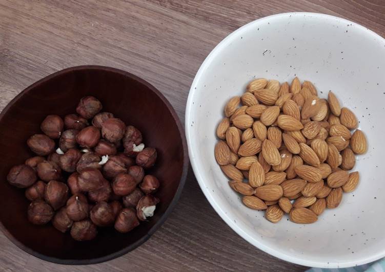 Tips membuka kacang hazelnut