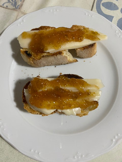 Una foto de Tostas de queso San Simón y mermelada de higos