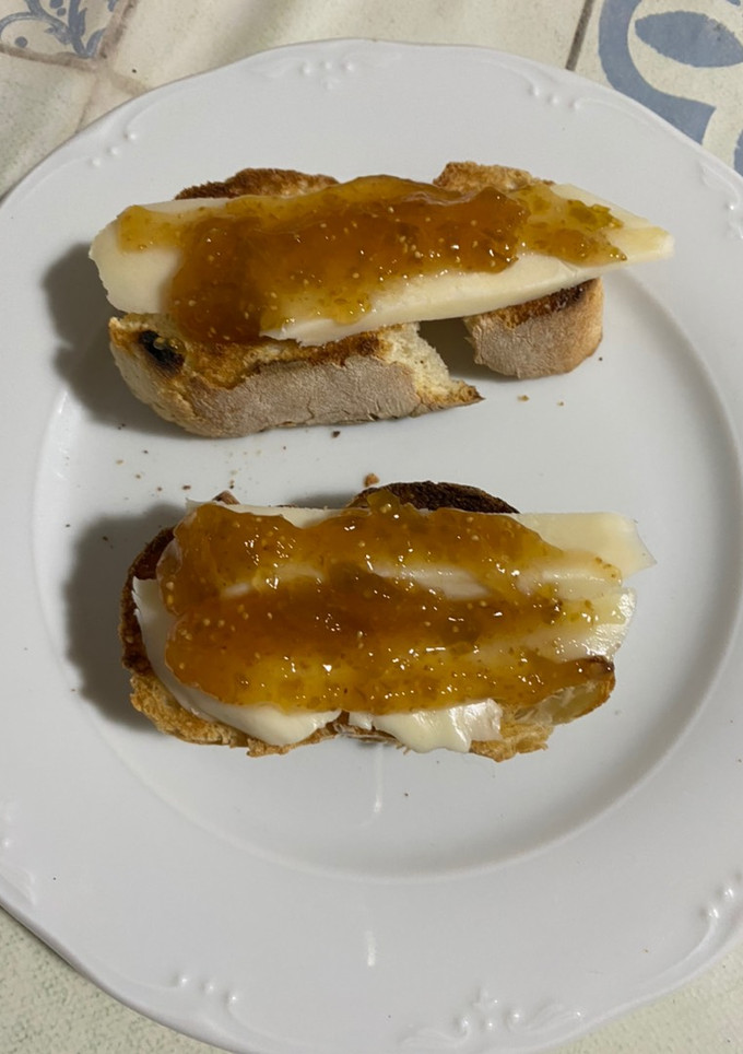 Una foto de Tostas de queso San Simón y mermelada de higos