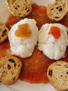 Una foto de Brandada de bacalao con salsa de cebolla y tomate caramelizada