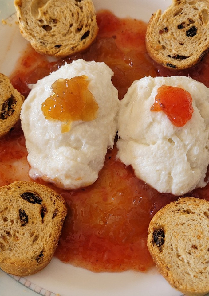 Una foto de Brandada de bacalao con salsa de cebolla y tomate caramelizada