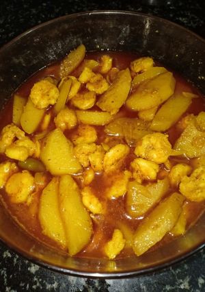 A picture of Potatoes and prawn curry.