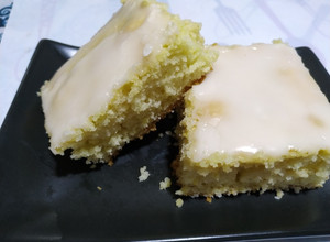 Una foto de Torta de limón con glaseado 🍋