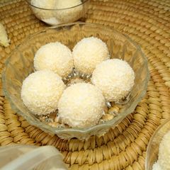 A picture of Coconut Laddoo.