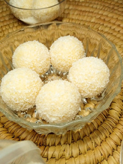 A picture of Coconut Laddoo.
