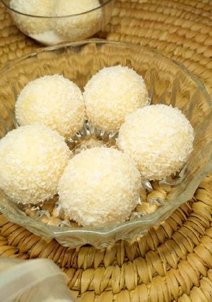 A picture of Coconut Laddoo.