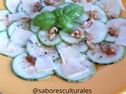 Una foto de carpaccio calabacín