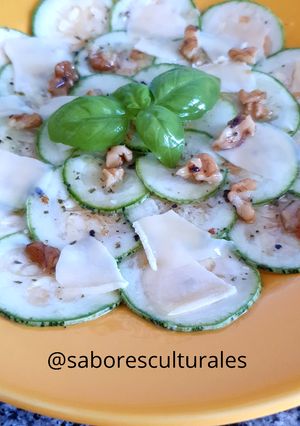 Una foto de ꕤ 🍴Carpaccio de zucchini 🍴ꕤ 🇮🇹