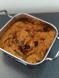 દહીં મસાલા ભીંડી (Dahi Masala Bhindi Recipe In Gujarati) રેસીપી મુખ્ય ફોટો
