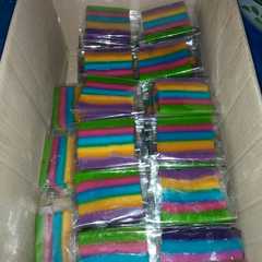 A picture of 100 potong Kue lapis pelangi.