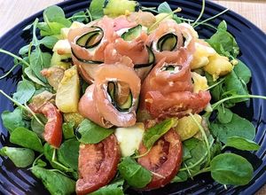 Foto de Salada de rolinhos de salmão fumado e pepino
