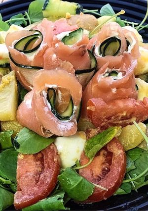 Foto de Salada de rolinhos de salmão fumado e pepino
