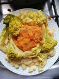 Fideos en salsa roja casera con pollo y verduras