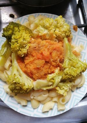 Una foto de Fideos en salsa roja casera con pollo y verduras