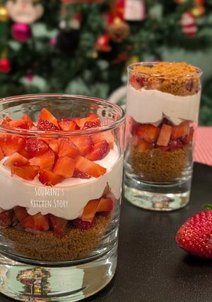 A picture of Biscoff strawberry cheese cake in glass.