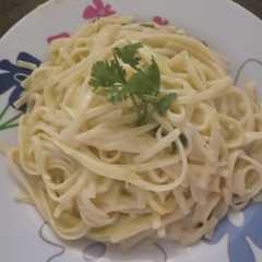 Una foto de Pasta cremosa con calabacín y ajo