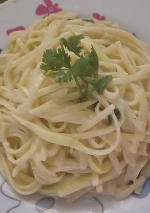 Una foto de Pasta cremosa con calabacín y ajo
