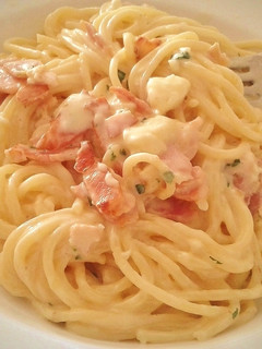 Una foto de Espaguetis a la carbonara con brie