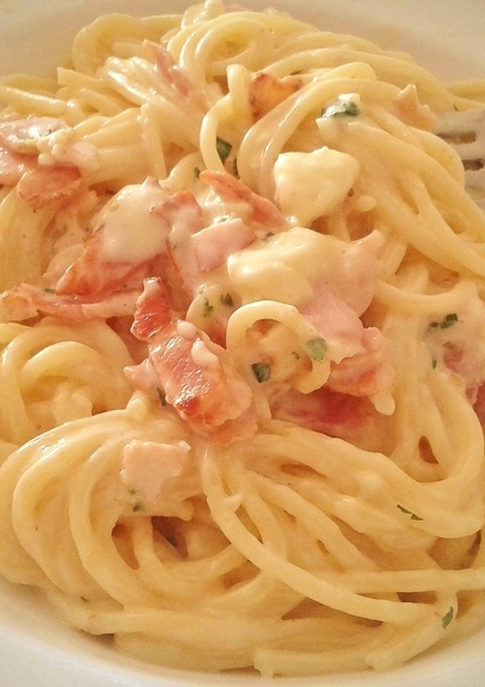 Una foto de Espaguetis a la carbonara con brie