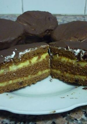 Una foto de Alfajor triple de chocolate con crema de limón