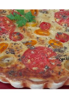 Una foto de Tarta salada tres quesos y tomate