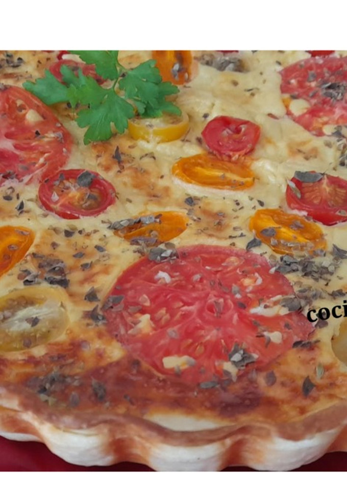 Una foto de Tarta salada tres quesos y tomate
