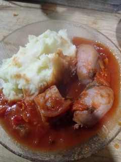 Una foto de Chorizos a la pomarola con puré