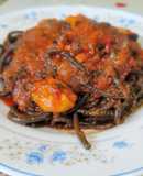 Espaguetis negros con salsa de mejillón y alga