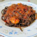 Espaguetis negros con salsa de mejillón y alga