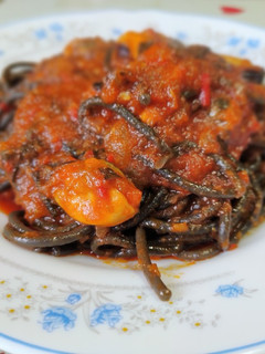 Una foto de Espaguetis negros con salsa de mejillón y alga