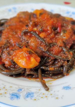Una foto de Espaguetis negros con salsa de mejillón y alga