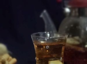 صورة لوصفة شاي تركي بالتفاح والقرفة 😋