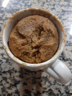Una foto de Bizcochuelo en taza de chocolate y dulce de leche