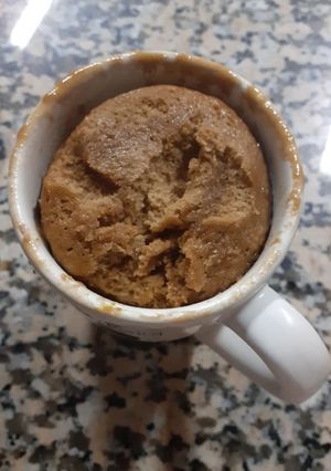 Una foto de Bizcochuelo en taza de chocolate y dulce de leche