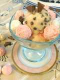 Gelato cremoso con gocce di cioccolato e meringhe