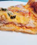 Пицца с бортиками из сосисок,с куриным фаршем и беконом