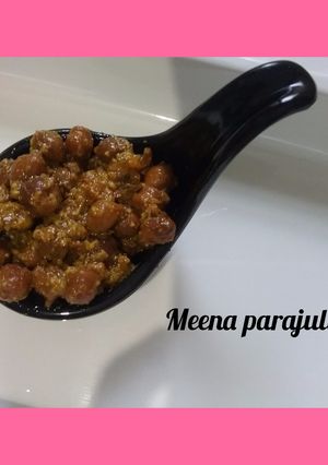 A picture of Kaale chane with akhrot gravy.