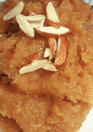 मूंग दाल हलवा (moong dal halwa recipe in hindi) रेसिपी मुख्य फोटो