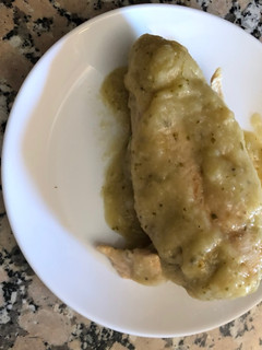 Una foto de Pechuga de pollo en salsa de cebolla