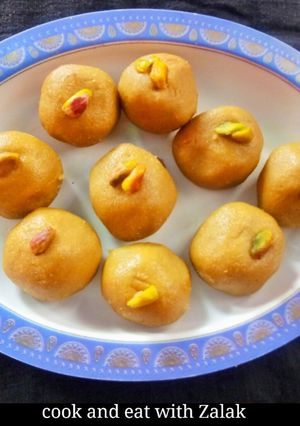 A picture of Besan ladoo.