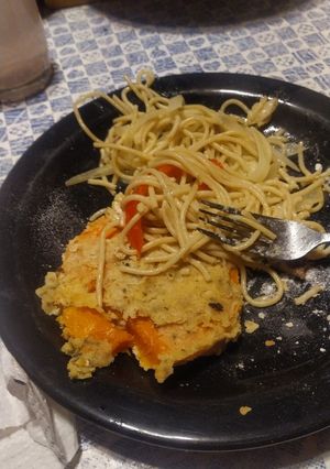 Una foto de Wok de tallarines con verduras y milanesa de zapallo
