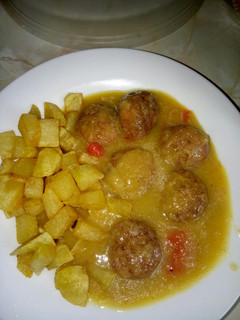 Una foto de Albóndigas en salsa con patatas