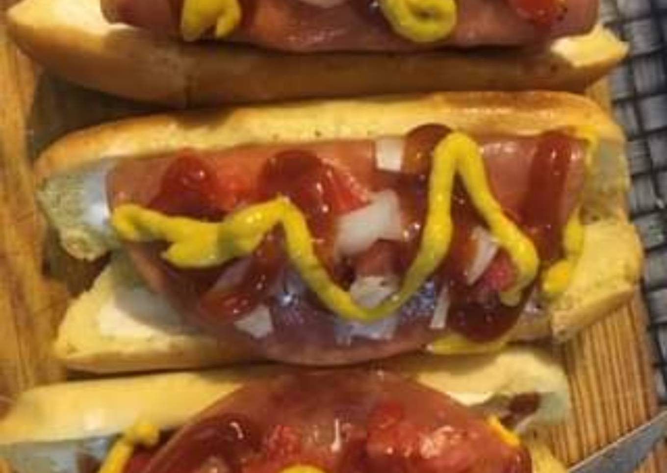 Hot dog casero con pan blanco, bolillo o media noche